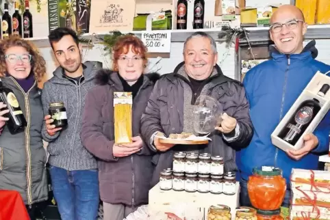 Die italienische Weihnachtsmarkt-Familie Marsaglia (von links): Monica Marsaglia, Nicolò, Monica Agnese und Lino Palladino sowie