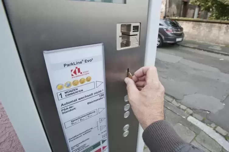 Den Weg zum Parkscheinautomaten können sich E-Auto-Besitzer ab Januar sparen. Foto: VIEW