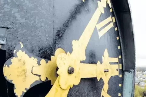 Auch die Uhr im Turm der Lambertikirche im niedersächsischen Oldenburg muss derzeit zweimal im Jahr umgestellt werden.