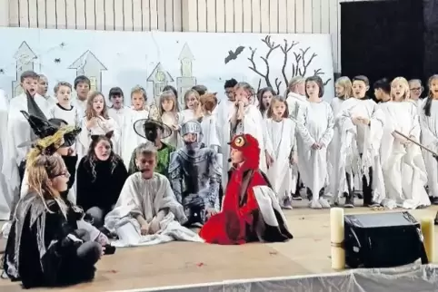 Spukgeschichte aufgeführt: Die Grundschüler aus Erlenbach überzeugten mit ihrem Musical „Geisterstunde auf Burg Schauerstein“.