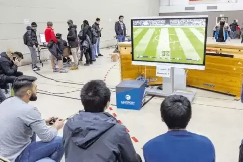 Unter Spannung: Marc Palucki und Cong Duc Dam gehen beim FIFA-Turnier des Unisports konzentriert zur Sache (oben). Die Zuschauer