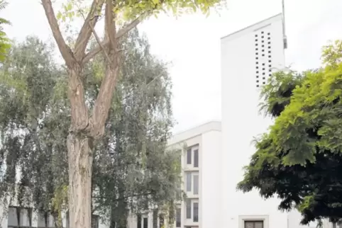 Recht neu: die 1964 eingeweihte katholische Kirche in Neuhofen.