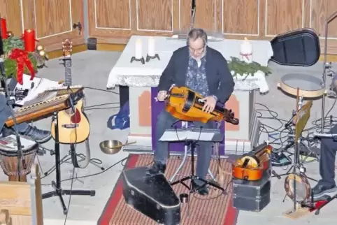 Interessante Instrumente: (von links) Paul Reinig (Cister), Ernst Kaeshammer (Drehleier) und Nicola Polizzano (Akkordeon).