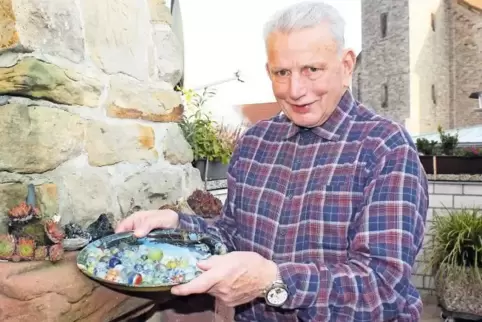 Bewahrt seine Murmeln in einer Schale auf, die ein Bild des Matterhorns ziert: der Schweizer Wolfgang Kälin aus Dannstadt-Schaue