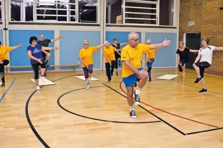 Für Kraft und Flexibilität im Alter: Helmut Willenbücher trainiert mit seiner Gymnastikgruppe.