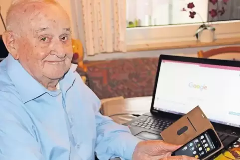 95 Jahre alt und dennoch oft online: Reinhold Kästner kontaktiert seine Nichte per Skype und vergleicht vorm Kauf Preise für Rol
