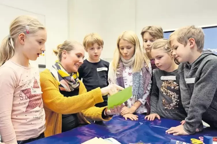 In der Lernwerkstatt erklärt Katharina Bitzer den Kindern, wie Tangram funktioniert.