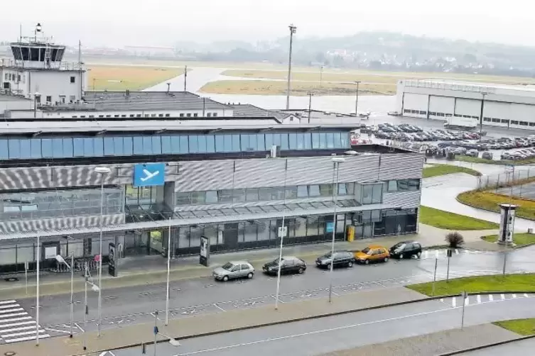 Der Tower am Saarbrücker Flughafen (links im Bild) bleibt noch einige Wochen betriebsbereit.