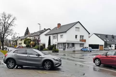 Ein kritischer und hoch belasteter Punkt im Vorort Mörsch: die Kreuzung Kreuzstraße/Hauptstraße.