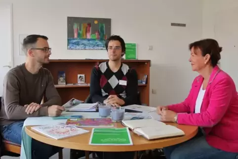Tobias Holl (links), Stephan Riedl und Melanie Winter-Albert bieten ihre Dienste im Mehrgenerationenhaus an.  Foto: Gillen