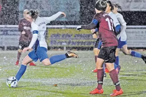 Dem Regen zum Trotz: Michelle Hanß (links) erzielt das 1:0 für Freinsheim.