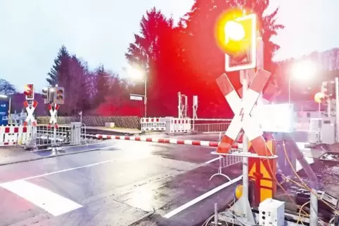 Der Bahnübergang ist bereits erneuert, aber die Schranken fehlen noch.
