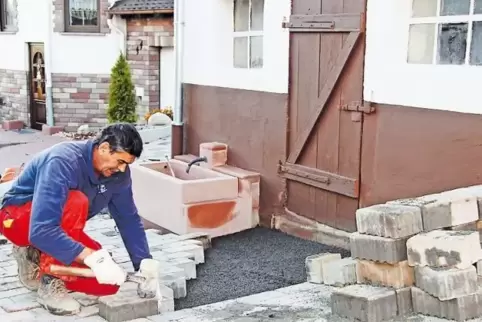 Die Zeiten, in denen es um den Brunnen herum matschig war, sind vorbei.