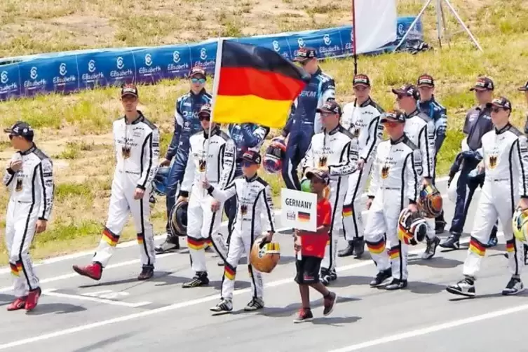 Besondere Ehre: Max Reis durfte bei der Weltmeisterschaft die Deutschland-Fahne tragen.