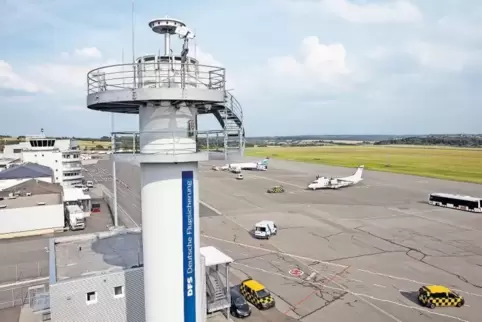 Ein Kameraturm der Deutschen Flugsicherung auf dem Flughafen in Saarbrücken: Die Fluglotsen sitzen nun mehr als 400 Kilometer en