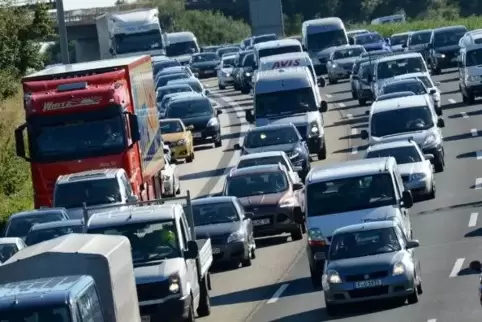 Die Frau ließ ihr Auto im Stau stehen und ging zu einer Raststätte. Symbolfoto: dpa