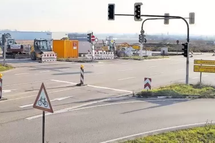 Autofahrer, die von der A65 aus Richtung Edesheim wollen, müssen über den Kreisel beim Autohaus im Norden Landaus fahren.