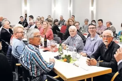 Bürgerhaus Dudenhofen: Ortsbeigeordneter Roni Zürker (rechts) bedankt sich bei Vereinsmitgliedern.