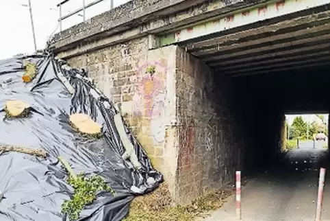 Im April wird die Brücke abgerissen, die Bahnstrecke ist dann gesperrt.
