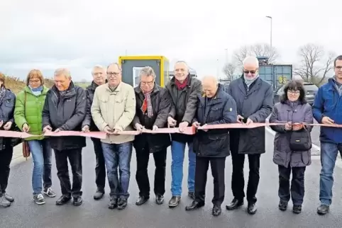 Mutterstadts Bürgermeister Hans-Dieter Schneider (Mitte) und MVV-Regioplan-Geschäftsführer Alexander Kuhn (rechts daneben) vollz