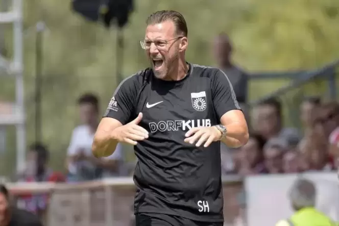 Lebt Fußball: Sascha Hildmann – hier beim 1:1 gegen den FCK am 4. August als Trainer der SG Sonnenhof Großaspach. Foto: KUNZ