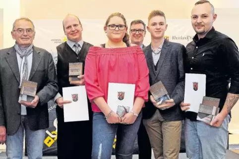 Für ihre Zivilcourage geehrt (vorne, von links): Rudolf König, Andreas Bittner, Vivien Wessa, Manuel Kröger und Sergej Gepting. 