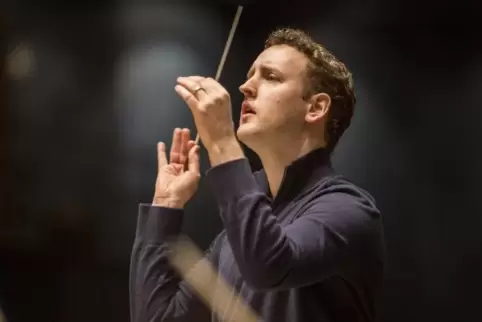 Michael Francis wird der erste britische Chefdirigent der Deutschen Staatsphilharmonie Rheinland-Pfalz.  Foto: Borggreve/frei