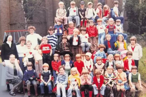 Der Kindergarten im Jahr 1978. Margit Ernst steht rechts von der Birke, die links hinten zu sehen ist.