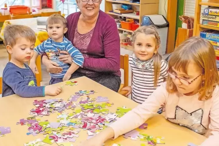 Margit Ernst mit (von links) Maximilian, Liam, Lara und Rachel.