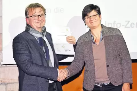 Waltraud Blarr gratuliert Solar-Pionier Wolfgang Müller.