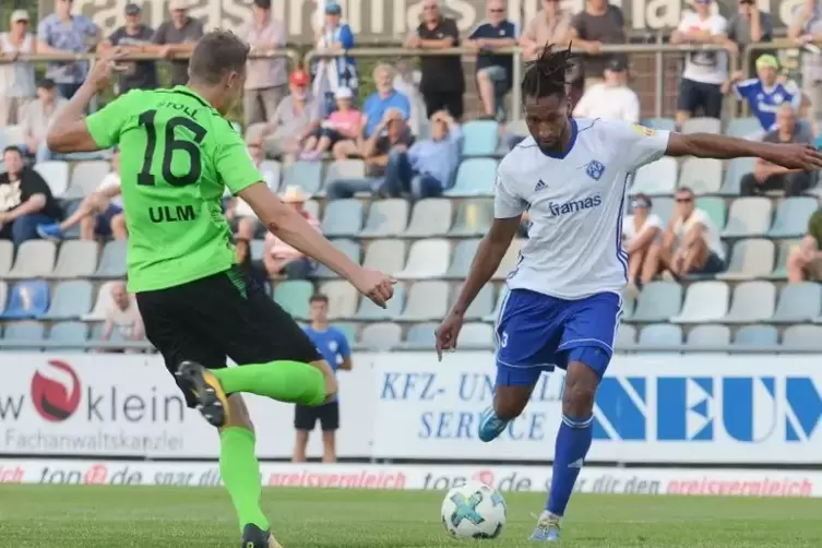 Spielt im dritten Jahr beim FK Pirmasens: Salif Cissé (rechts), der seinen Vertrag bis 2021 verlängert hat. Links Lennart Stoll 