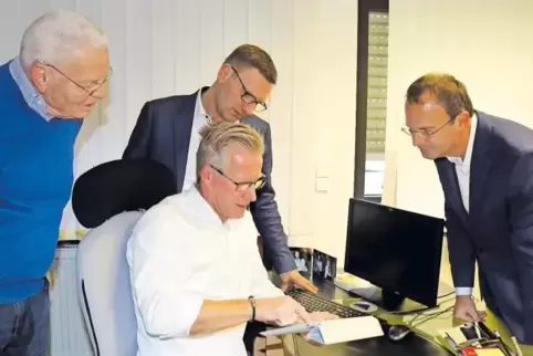 Machen sich mit der Technik vertraut: Hausarzt Dr. Michael Gurr (in der Mitte) erklärt seinen Patienten (links) Ulrich Winzer un