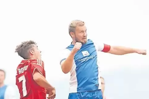 Zuletzt gegen Ramstein endlich wieder gewonnen: Haschbach-Schellweilers Kapitän Patrick Scheidt (blaues Trikot), hier gegen Luka