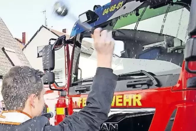 Werden gesegnet: neue Feuerwehrfahrzeuge. Werden gesegnet: neue Feuerwehrfahrzeuge.