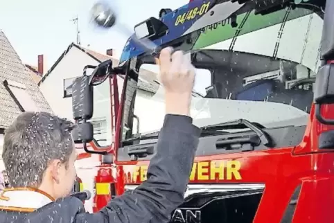 Werden gesegnet: neue Feuerwehrfahrzeuge.
