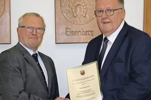Detlef Osterheld, der Dritte Beigeordnete der Verbandsgemeinde, überreichte Bürgermeister Bernd Frey die Ernennungsurkunde für d