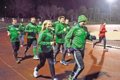 Lächeln und Laufen: Die Stimmung passt beim Gruppentraining im Reichswaldstadion. Gemeinsam drehen alle ihre Runden.