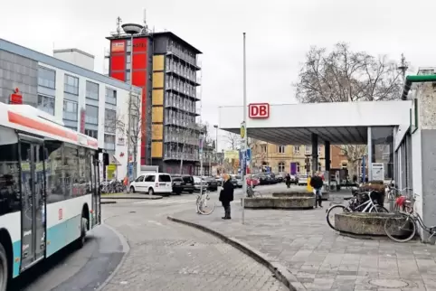 Vom Frankenthaler Hauptbahnhof sollten die Busse Richtung Römig und Ruchheim starten.