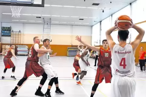 Blick nach vorn für Kapitän Philipp Karst (Nummer vier) und die Dürkheimer Basketballer: Am Sonntag steht das Spitzenspiel gegen
