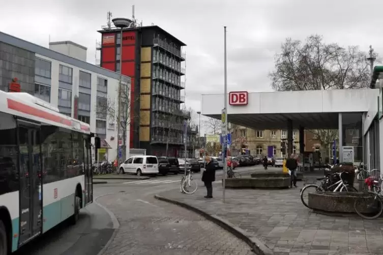 Vom Frankenthaler Hauptbahnhof sollten die Busse Richtung Römig und Ruchheim starten. Foto: BOLTE