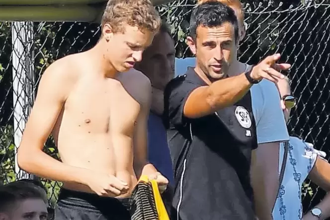 In Hermersberg offenbar ähnlich erfolgreich wie in Herschberg: Trainer Jens Mayer (rechts), hier mit Cedric Gries. In Hermersberg offenbar ähnlich erfolgreich wie in Herschberg: Trainer Jens Mayer (rechts), hier mit Cedric Gries.