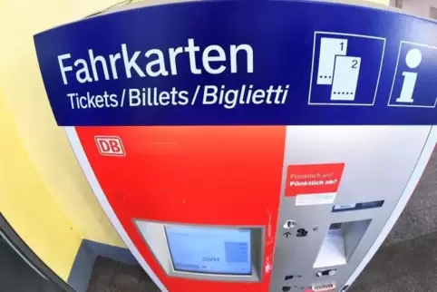 Fernverkehrs-Tickets der Deutschen Bahn werden ab 9. Dezember um durchschnittlich 0,9 Prozent teurer. Foto: dpa 
