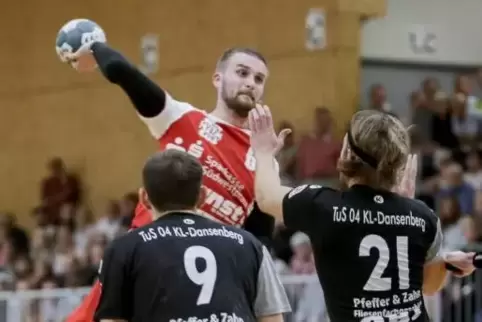 Nach drei Jahren in Zweirücken beendet der Kaiserslauterer Alexey Wetz (hier beim Wurf im Drittliga-Hinspiel gegen die Dansenber