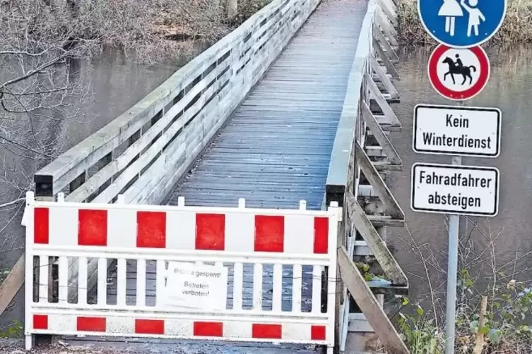 Gesperrt, weil morsch: Die Holzbrücke ist Teil des Rundwanderweges am Würzbacher Weiher.