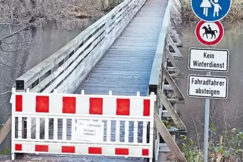 Gesperrt, weil morsch: Die Holzbrücke ist Teil des Rundwanderweges am Würzbacher Weiher.