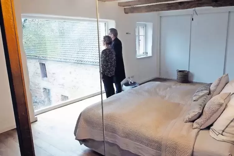 Aus dem Schlafzimmer er&ouml;ffnet sich ein Panorama in den Hof.