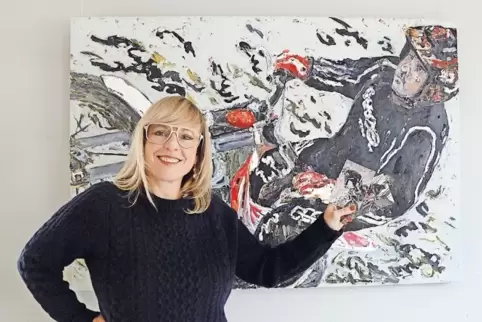 Birgit Rau-Paqué mit einem Sportler-Portrait ihres Mannes.
