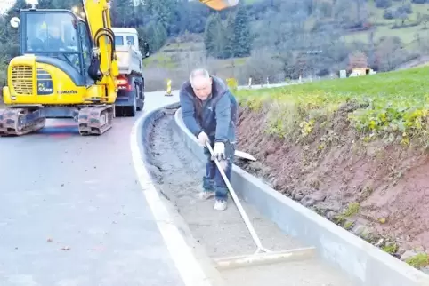 An der L 474 zwischen Thaleischweiler-Fröschen und Höheinöd werden nicht nur die Schäden beseitigt, die beim Unwetter im Septemb