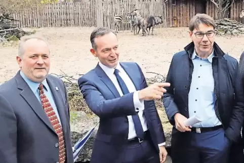 Zoo-Direktor Jens-Ove Heckel, Wirtschaftsminister Volker Wissing und OB Thomas Hirsch (von links).