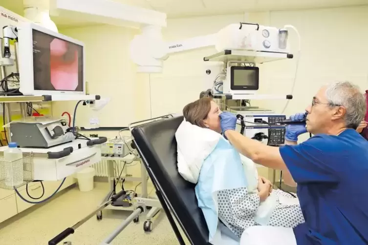 Ralph Lang, Oberarzt im städtischen Krankenhaus in Landau, untersucht eine Patienten mit einem neuen Endoskopie-Gerät.